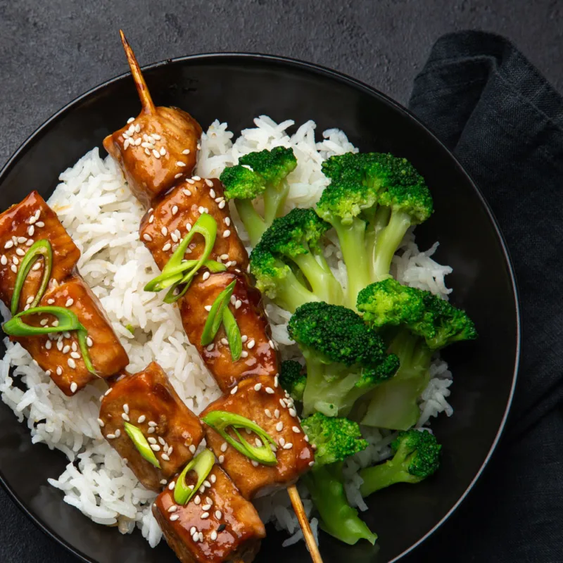 asiatisches Reisgericht mit Fleischspieße
